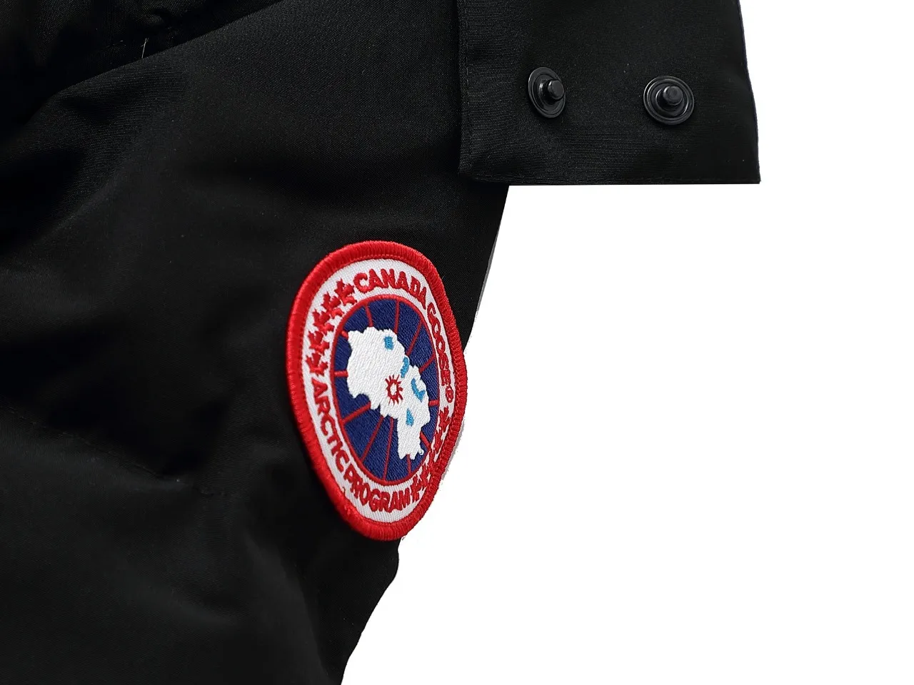 P840 Canada Goose Canada Goose #Expedition04 Parker, a treasure of Canadian origin! Limited supply worldwide! Canada Goose Model 04 is a top-notch couple model. The polar cold-proof outdoor series fur collar detachable hooded parka down jacket is the first Goose in 2024. I hope my partners will like it. Peak quality. I hope everyone can identify it together! The most popular cool items of the Big Goose family in 2024 are online. The same popular product of Yi Yang Qianxi is said to be a joint limited edition Big Goose that cannot be bought in autumn and winter. If you dislike the sameness of the Big Goose in the past, then this model will definitely give you a different experience! This year's most powerful couple's collection for autumn and winter is online, a top-notch luxurious ready-to-wear style, paired with an outdoor warm down jacket with great style and charm! The most standard and classic items of the Daye family in the past two years are equipped with unique reflective stripes for embellishment, which further shows the high-end fashion performance effect. With the embellishment of hardware buckles, it has excellent performance effect. The upper body is clean, simple and elegant, even for urban leisure. It is suitable for various occasions. Designed with large pockets, this model has a large capacity and is equipped with reflective stripes, making it safer at night. It is suitable for various adventure activities. It is made of windproof and waterproof technical materials. The interior is filled with full white duck down, which is absolutely cold-proof and warm. It also has a stand-up collar design and fine fluff at the collar, with meticulous attention to detail! The charm of this model is also more spiritual, and the upper body has more temperament and specifications. It perfectly shows the ultra-high standard of fashionable performance of this model, integrating outdoor and life, and you can even create high-street wear! The most pinnacle limited-edition goose that we have presented so far, both in terms of design and detailed materials, it is completely outstanding. The grand and evergreen version design is matched with cool reflective elements. The overall appearance can be said to be quite high, and it has that kind of powerful outdoor performance! It combines high-end casual attributes with high-street style. It is high-grade, domineering, warm, and beautiful. The visibility of the upper body is quite strong, and the configuration of the owl element is highly brand-recognizable. The overall brand performance and visual effects are fully enhanced, and it also has the high-end sense of fashion and fashionable performance. It is a must-buy product because this is the most awesome down brand on the earth and one of Canada's three national treasure brands. It is also a very sentimental down luxury brand. In the field of polar cold-proof clothing, goose has made an irreplaceable contribution.. SIZE: XS S M L XL XXL Color: black, off-white, red, navy blue, gray